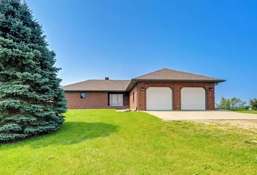 Hoheland Ranch  On 185 Acres W/ Deck + Views!