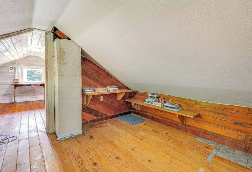 Near Mystery Falls: Marblemount Cabin W/ Fireplace