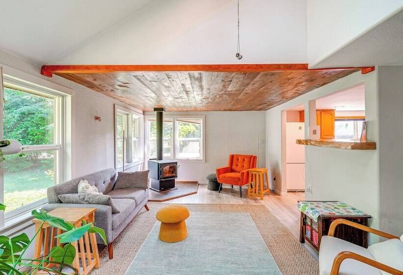 Near Mystery Falls: Marblemount Cabin W/ Fireplace