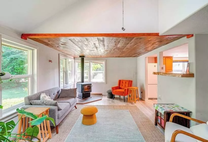 Near Mystery Falls: Marblemount Cabin W/ Fireplace
