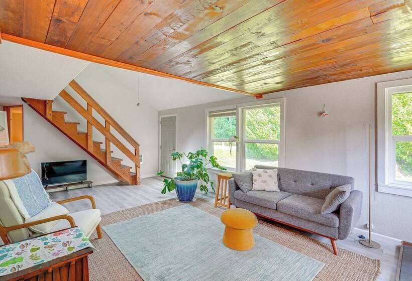 Near Mystery Falls: Marblemount Cabin W/ Fireplace