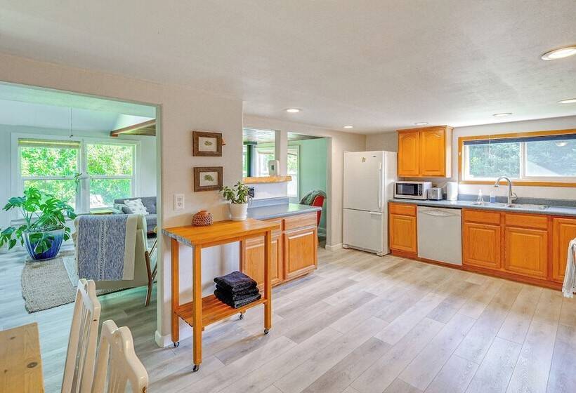 Near Mystery Falls: Marblemount Cabin W/ Fireplace