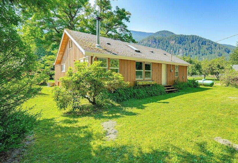 Near Mystery Falls: Marblemount Cabin W/ Fireplace
