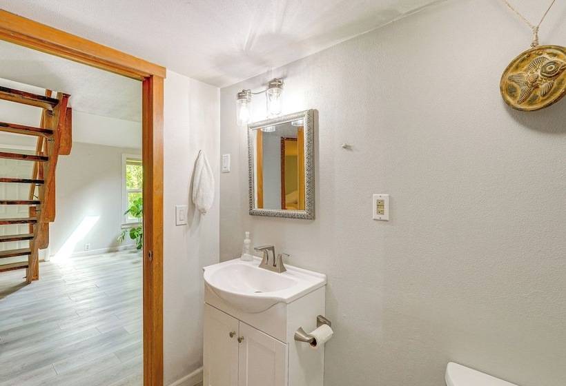 Near Mystery Falls: Marblemount Cabin W/ Fireplace