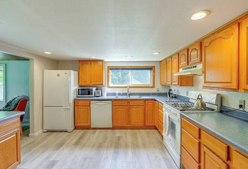 Near Mystery Falls: Marblemount Cabin W/ Fireplace