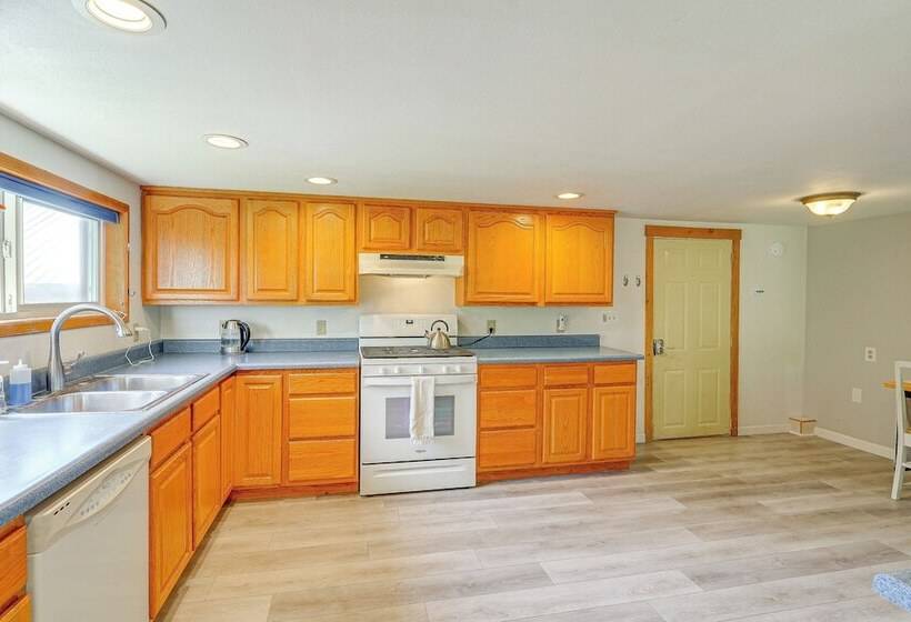 Near Mystery Falls: Marblemount Cabin W/ Fireplace