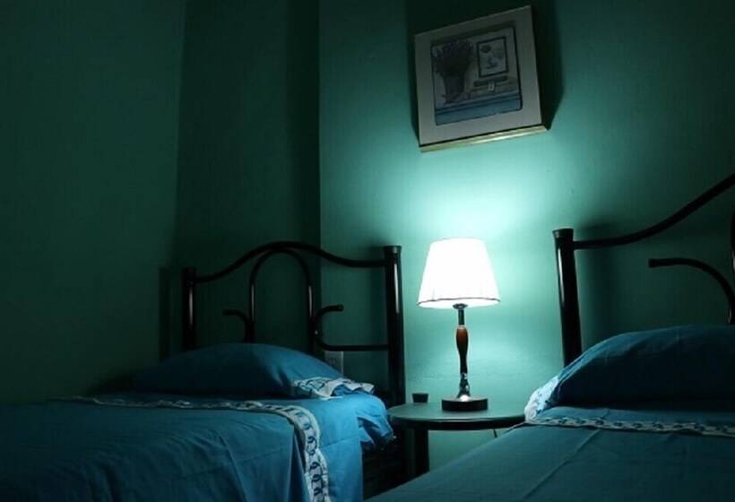 پانسیون Hostal Gaviota Marina