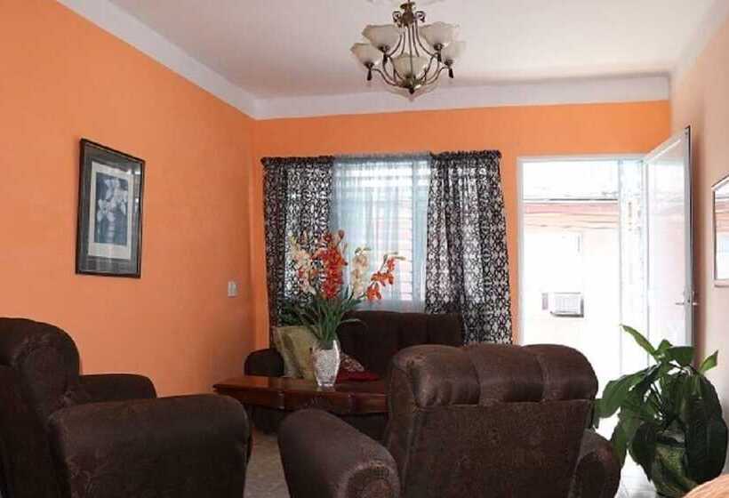 پانسیون Hostal Gaviota Marina