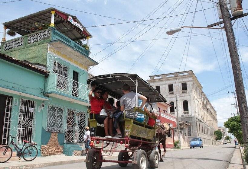 پانسیون Hostal La Familia