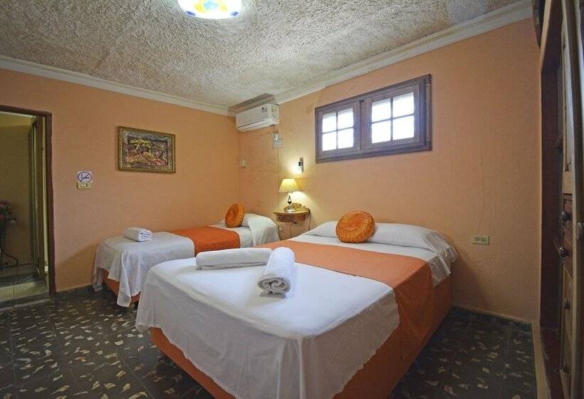 پانسیون Hostal La Familia