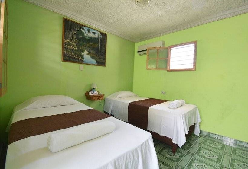 پانسیون Hostal La Familia