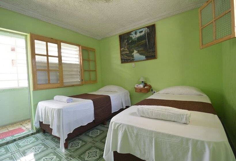 پانسیون Hostal La Familia