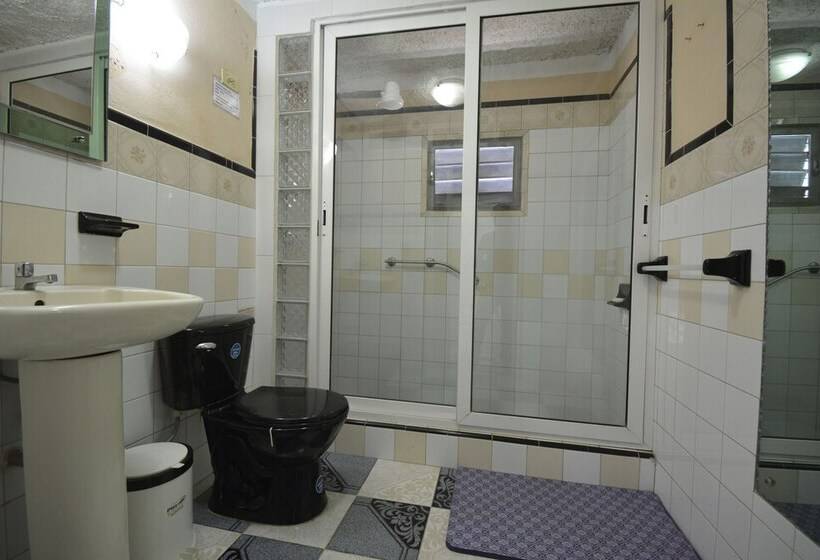 پانسیون Hostal La Familia