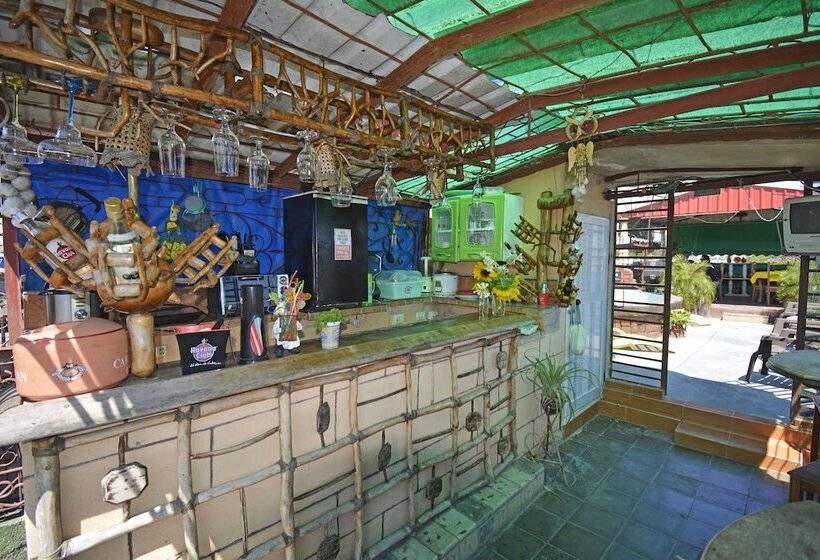 پانسیون Hostal La Familia