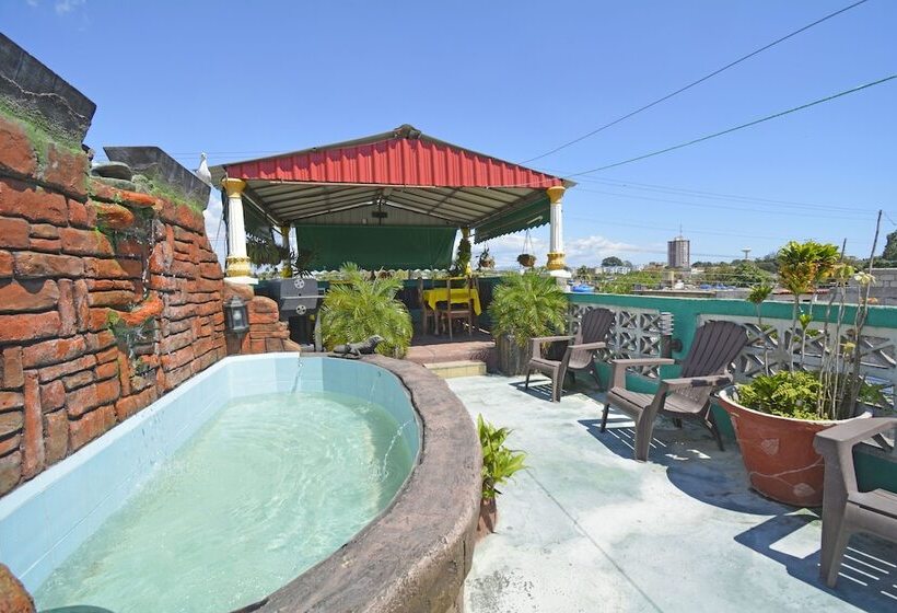 پانسیون Hostal La Familia