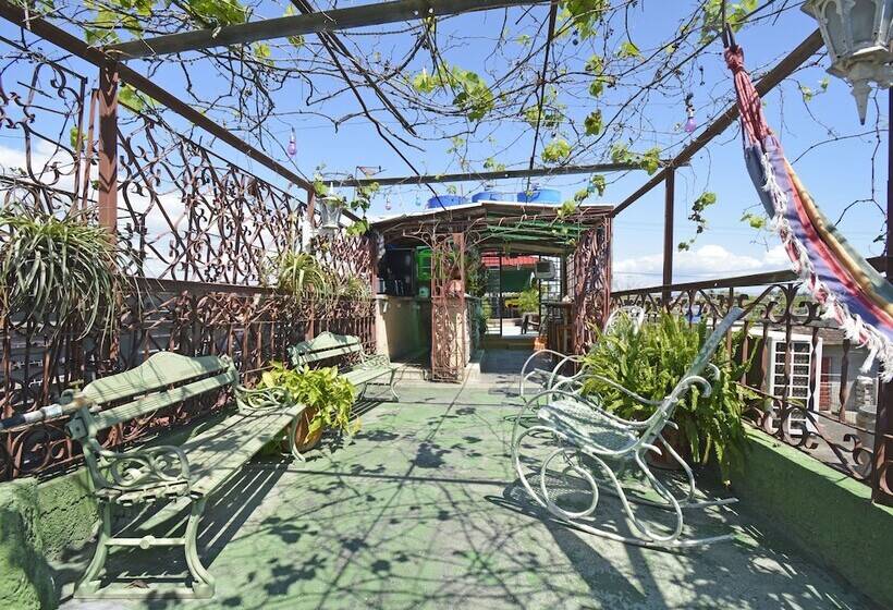 پانسیون Hostal La Familia