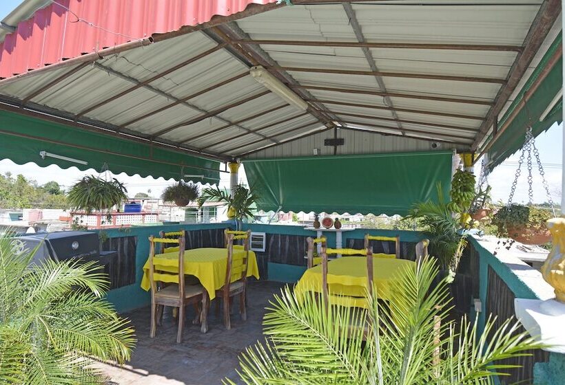 پانسیون Hostal La Familia