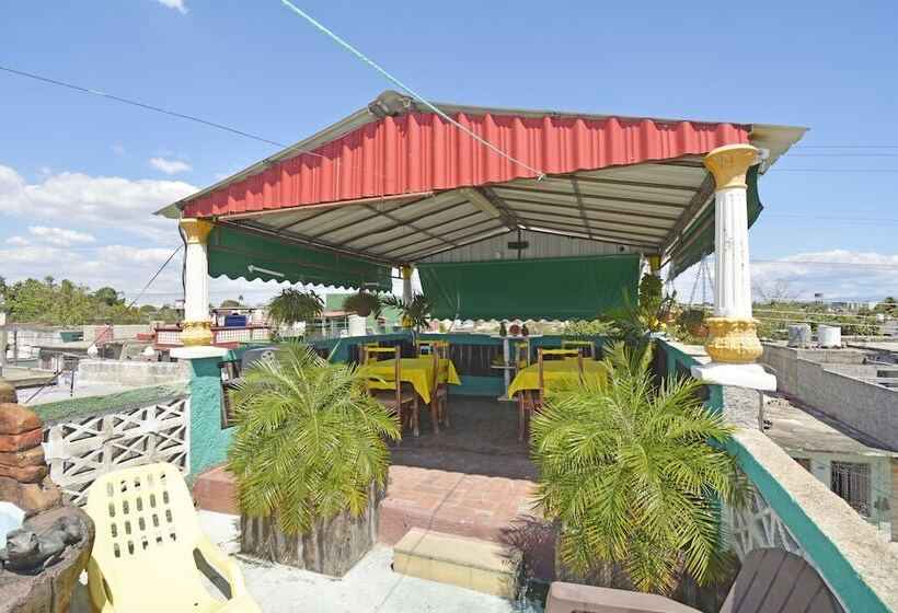 پانسیون Hostal La Familia