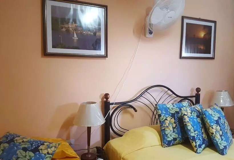 پانسیون Hostal Misleidy