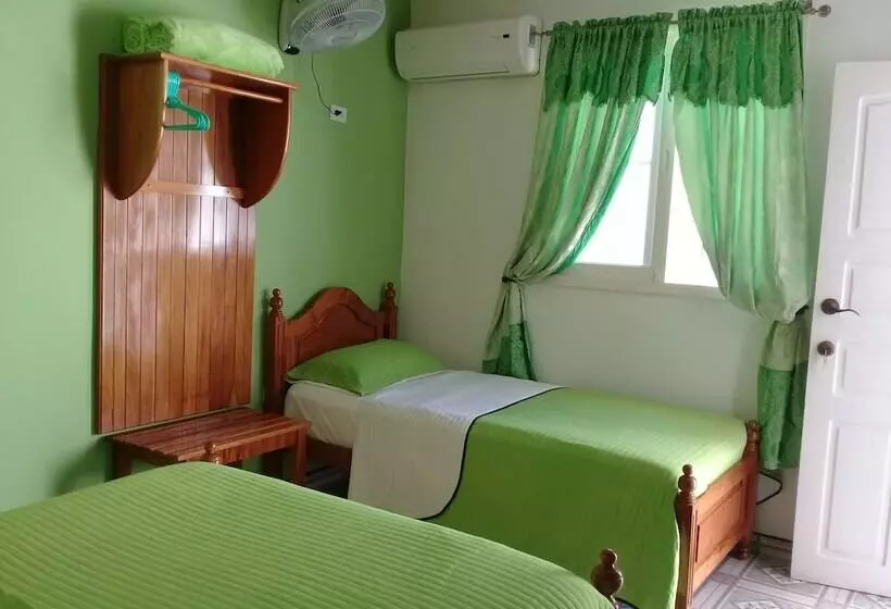 ペンション Hostal Yamluis