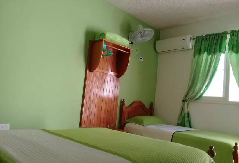 ペンション Hostal Yamluis