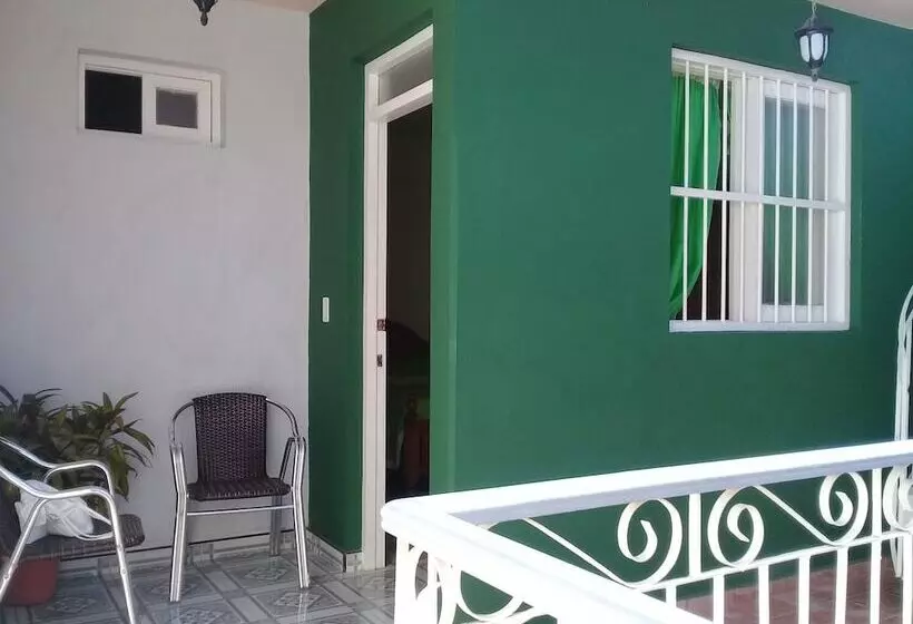 ペンション Hostal Yamluis