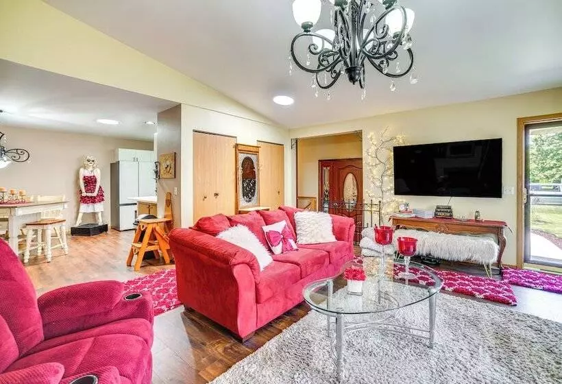 Pet Friendly Sheboygan Home: 4 Mi To Lake Michigan