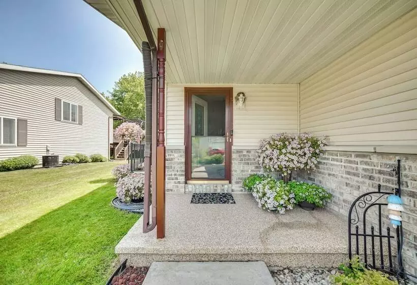 Pet Friendly Sheboygan Home: 4 Mi To Lake Michigan
