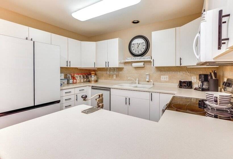 Pet Friendly Sheboygan Home: 4 Mi To Lake Michigan