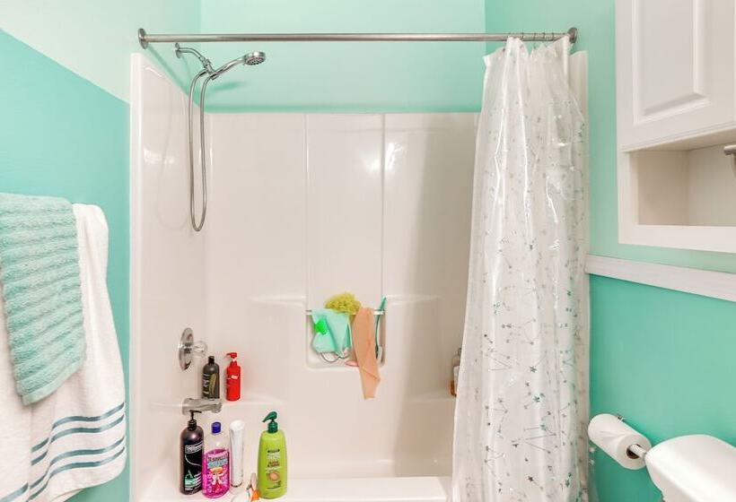 Pet Friendly Sheboygan Home: 4 Mi To Lake Michigan