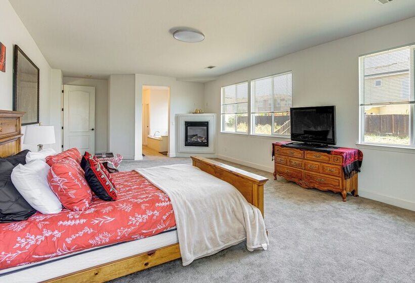 Spacious Fairfield Retreat   Near Six Flags!