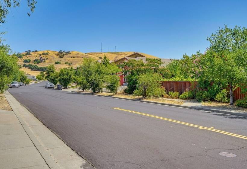 Spacious Fairfield Retreat   Near Six Flags!