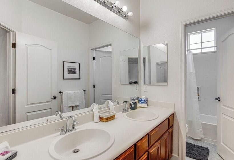 Spacious Fairfield Retreat   Near Six Flags!