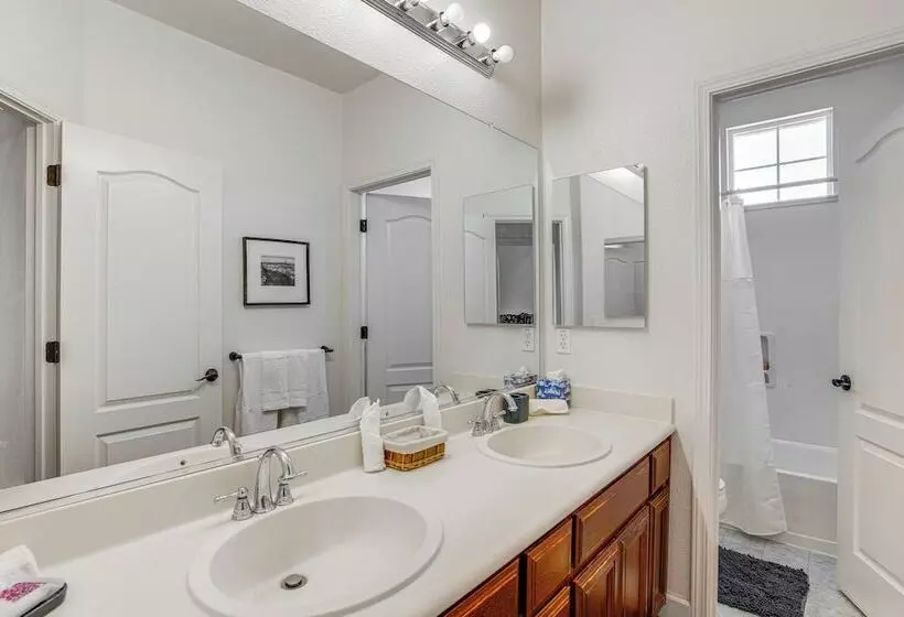 Spacious Fairfield Retreat   Near Six Flags!