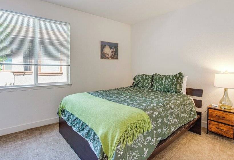 Spacious Fairfield Retreat   Near Six Flags!