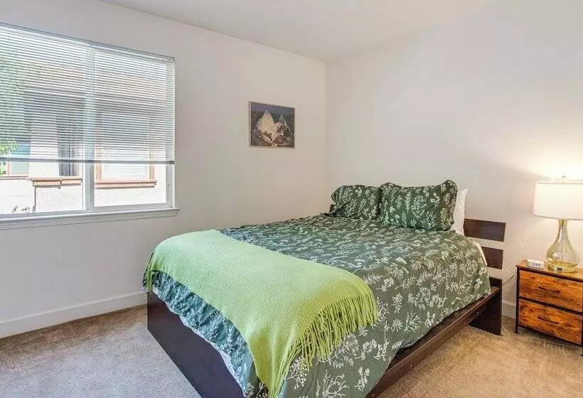 Spacious Fairfield Retreat   Near Six Flags!