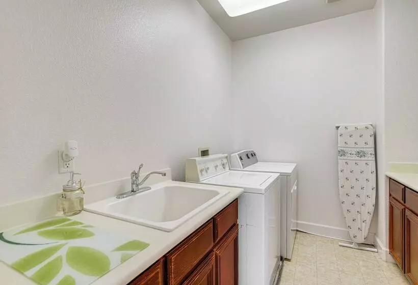 Spacious Fairfield Retreat   Near Six Flags!