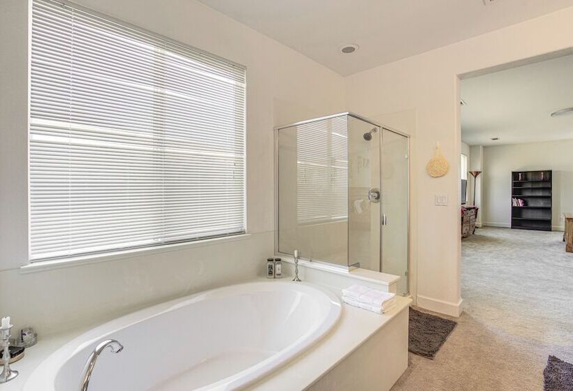 Spacious Fairfield Retreat   Near Six Flags!