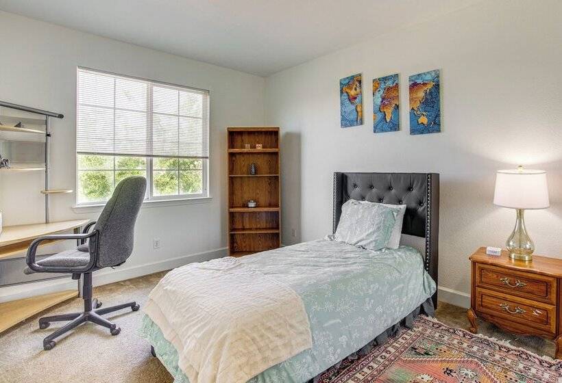 Spacious Fairfield Retreat   Near Six Flags!