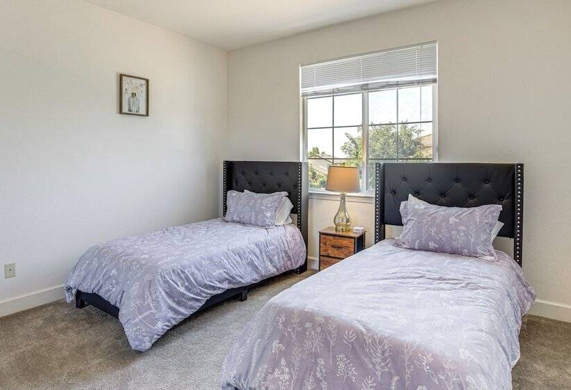 Spacious Fairfield Retreat   Near Six Flags!