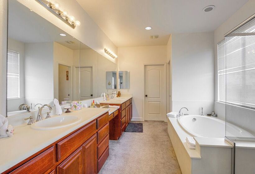 Spacious Fairfield Retreat   Near Six Flags!