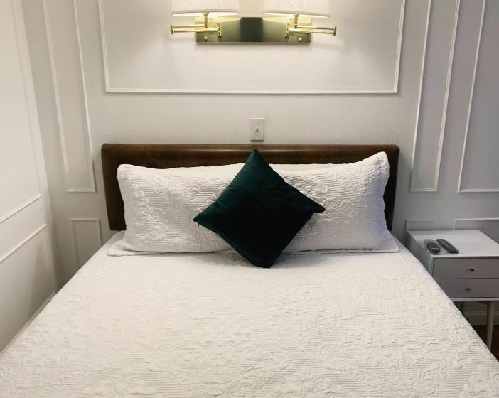 The Brooks Hotel Restaurant And Lounge