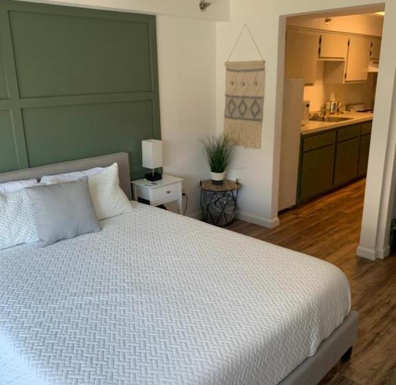 The Brooks Hotel Restaurant And Lounge