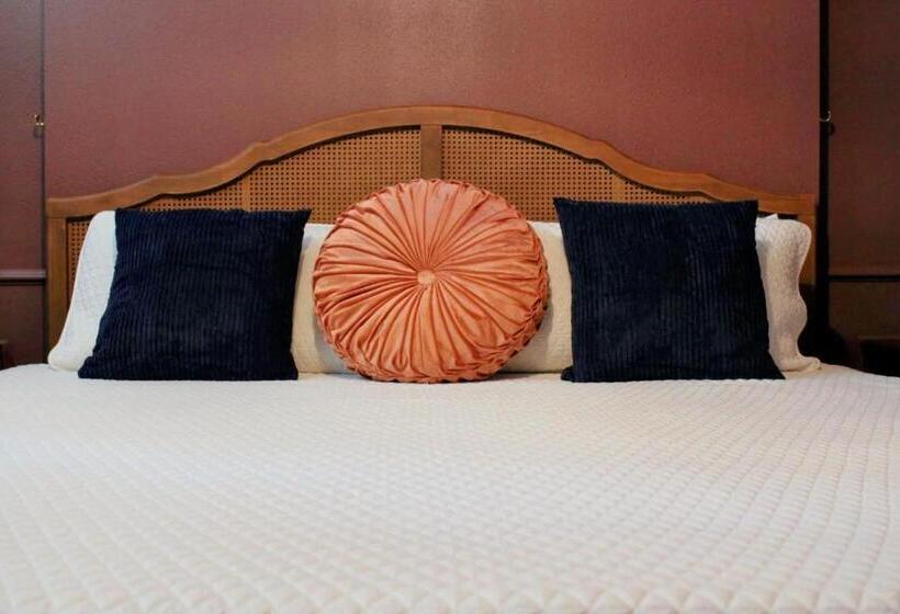 The Brooks Hotel Restaurant And Lounge