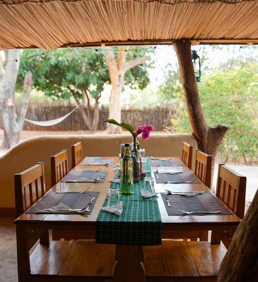 تختخواب و صبحانه Kara Tunga Safari Camp