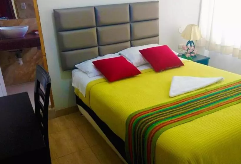هتل Hostal Mica