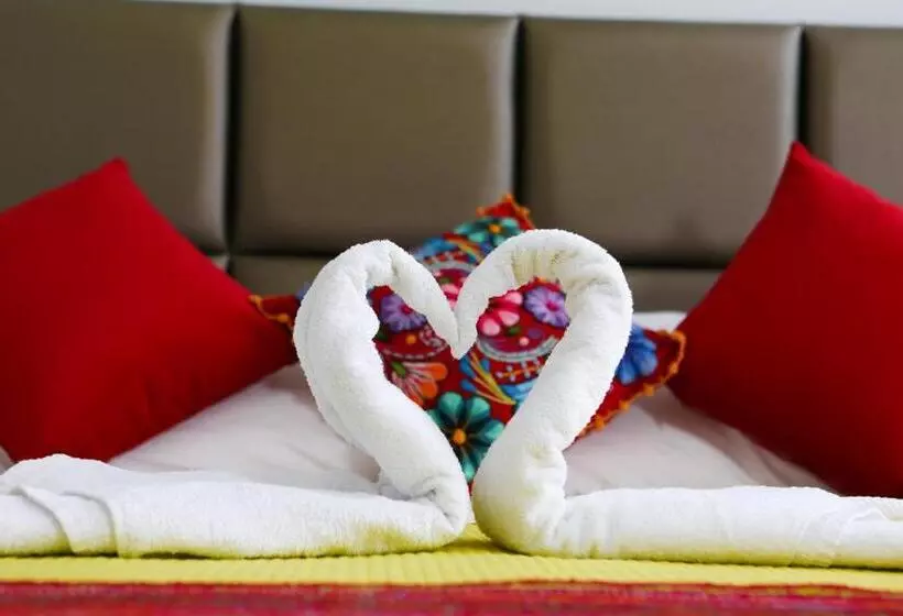 هتل Hostal Mica