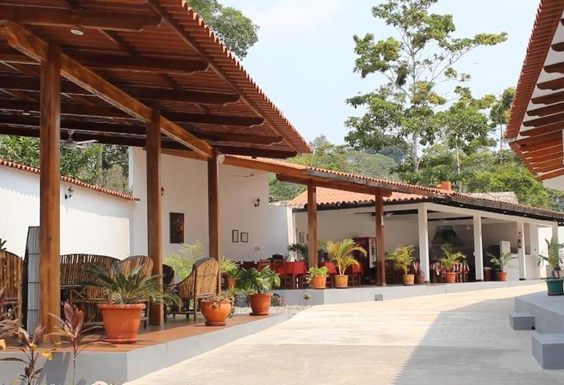 בית מלון כפרי Qasikay Selva Lodge