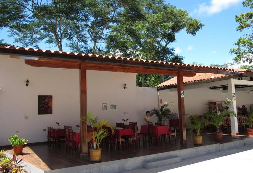 בית מלון כפרי Qasikay Selva Lodge