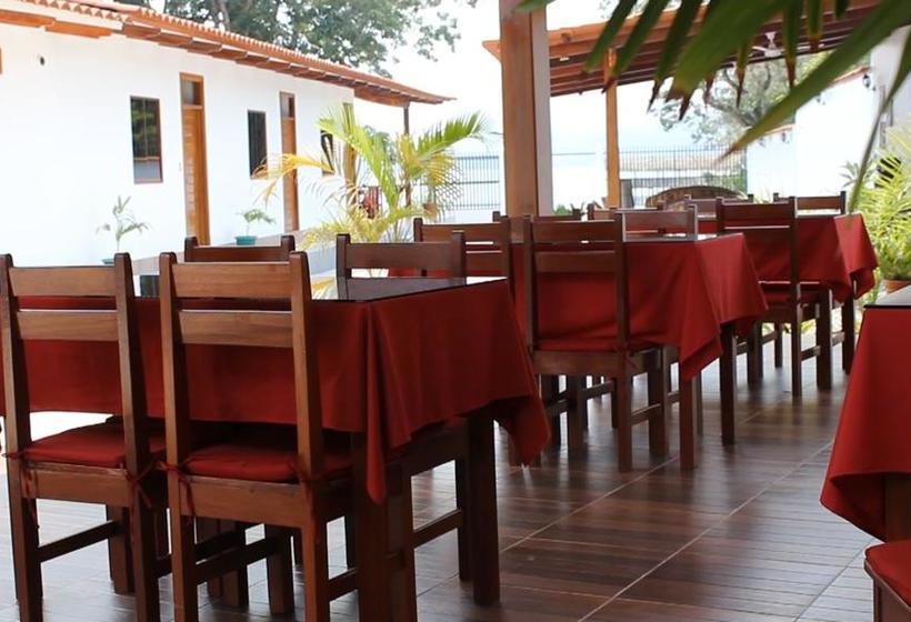 בית מלון כפרי Qasikay Selva Lodge